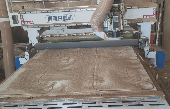 開料機(jī)0.1mm 精度實(shí)現(xiàn)：中智伺服電機(jī)驅(qū)動(dòng)系統(tǒng)實(shí)現(xiàn)三軸協(xié)同精準(zhǔn)控制